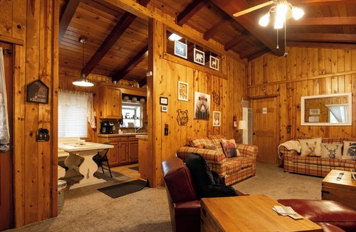 Wrightwood Cabin | The Cozy 2 bedroom Pineland Chalet
