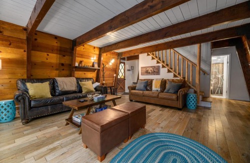 Boulder Bay House | The Cozy Bear Cabin - Updated gambrel with huge outdoor space! Cornhole, Tether ball, Fire pit!