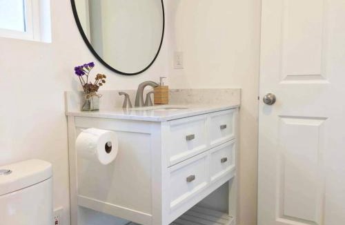 El Camino Village Apartment | The Cozy Oasis - A Renovated and Modern Studio near LAX + SoFi + Beaches + Freeway