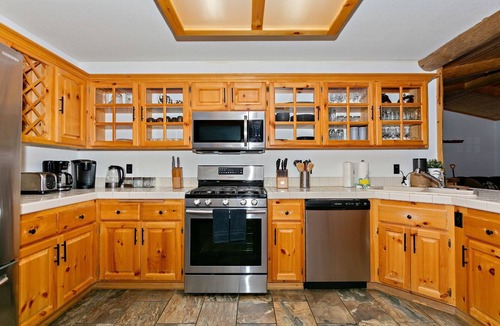 Fox Farm Cabin | The Crazy Bear by Destination Big Bear : Fox Farm! Fenced Backyard! Pet Friendly! Hot Tub! Propane BBQ! Internet! Mountain Decor!