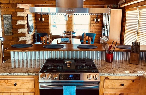 Fern Valley Cabin | The Creek-Side Cabin: Spa, 5 Star, Upgraded, Big Deck, Quiet, Walk To Town