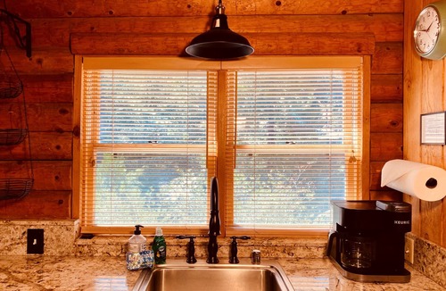 Fern Valley Cabin | The Creek-Side Cabin: Spa, 5 Star, Upgraded, Big Deck, Quiet, Walk To Town