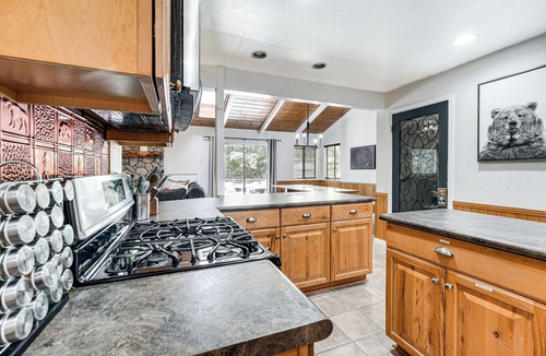 Glencoe Cabin | 'The Cub House' w/Hot Tub & Arcade in Arnold!