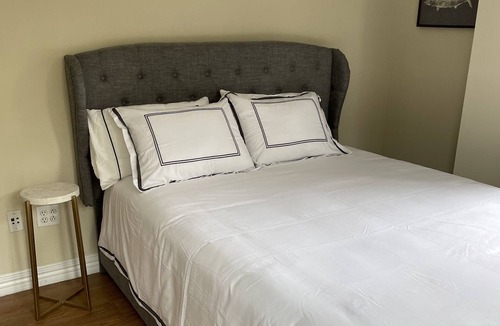 Downtown Apartment | The Delano: Retro-chic, spacious, secure in ♥️ of Downtown SM near Nike Store