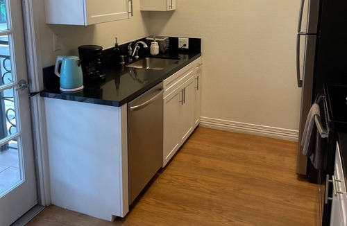 Downtown Apartment | The Delano: Retro-chic, spacious, secure in ♥️ of Downtown SM near Nike Store