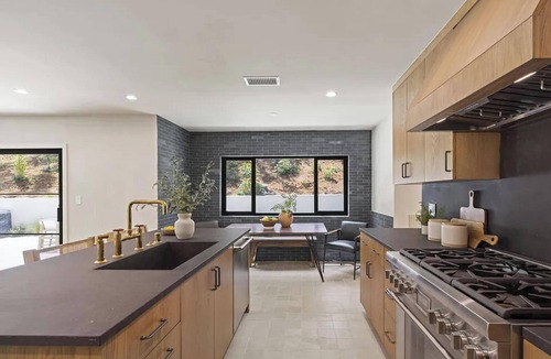 Studio City House | The Dona Modern: Prime Studio City Location with Indoor-Outdoor Flow