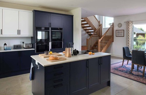 South Cerney House | The Duck House | Dog-Friendly Lakehouse + Hot Tub