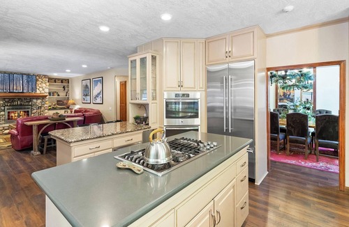 Evergreen Estates Cabin | The Evergreen Lodge by Destination Big Bear : Walk to Snow Summit from this Majestic Luxury Getaway! Indoor Enclosed Hot Tub! Game Room! Pet Friendly!