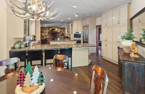 Evergreen Estates Cabin | The Evergreen Lodge by Destination Big Bear : Walk to Snow Summit from this Majestic Luxury Getaway! Indoor Enclosed Hot Tub! Game Room! Pet Friendly!