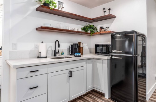 Oakhurst Apartment | The Four Daughters