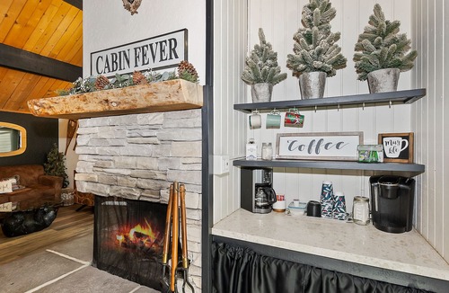 Summit Estates Cabin | The Goggle Tan Condo by Destination Big Bear : Steps from Snow Summit Resort! 80s Arcade Game! Ski-In/Ski-Out! Wifi & Cable!