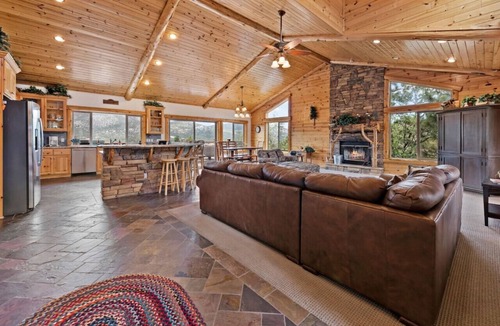 Castle Glen Estates House | The Golden Oak Retreat