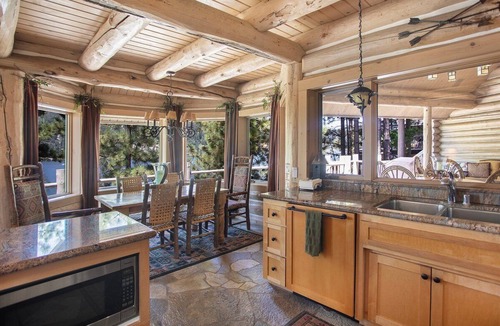 Boulder Bay House | "The Grand" Big Bear Lakefront Log Home. Private Dock. Fire Pit. Hot tub.