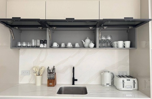 Kilburn Apartment | The Grand Royal Kilburn House - 4BR/3BR w Parking