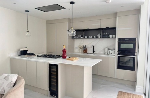Kilburn Apartment | The Grand Royal Kilburn House - 4BR/3BR w Parking