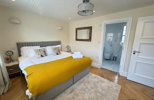 Kilburn House | The Grand Royal Kilburn House - 4BR/3BR w Parking