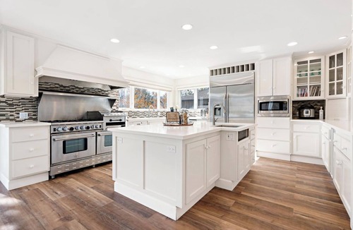 Big Bear Lake Cabin | The Great Gatsbear Cabin by Destination Big Bear : 5 Star! High End! Dock! Theater! Hot Tub! Lake! Gourmet Kitchen! BBQ! Lux!