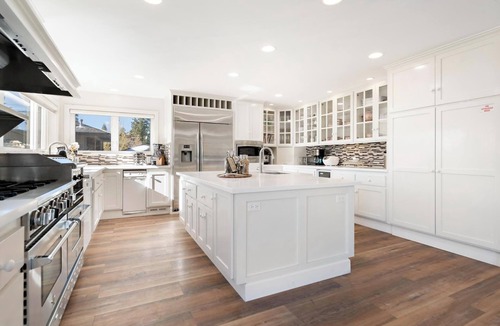 Big Bear Lake Cabin | The Great Gatsbear Cabin by Destination Big Bear : 5 Star! High End! Dock! Theater! Hot Tub! Lake! Gourmet Kitchen! BBQ! Lux!