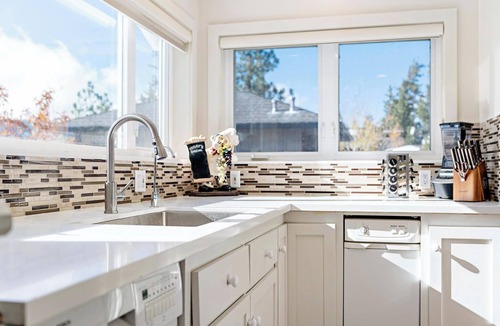 Big Bear Lake Cabin | The Great Gatsbear Cabin by Destination Big Bear : 5 Star! High End! Dock! Theater! Hot Tub! Lake! Gourmet Kitchen! BBQ! Lux!
