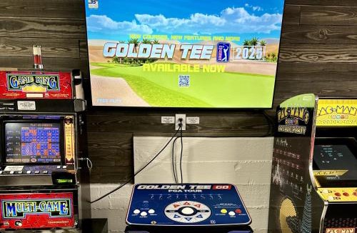 Fox Farm House | The Grizzlies Den - Log style cabin located in the desirable Fox Farm area! Games and arcade!