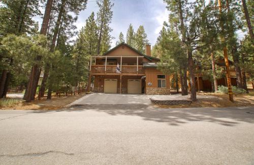 Fox Farm House | The Grizzlies Den - Log style cabin located in the desirable Fox Farm area! Games and arcade!