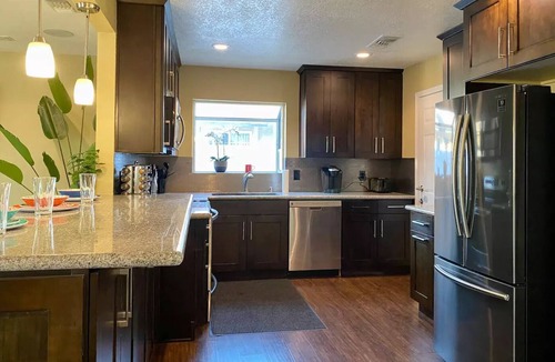 Arlington South House | The Grove Vacation Home | Jacuzzi * Fire Pit * BBQ