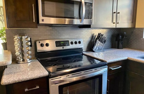 Arlington South House | The Grove Vacation Home | Jacuzzi * Fire Pit * BBQ