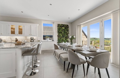 North Rigton House | The Harrogate Celebration House | Sleeps 19 | Karaoke Bar and Hot Tub