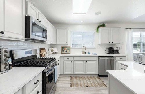 Tulare House | The Heart of California w/BBQ Grill & Hot Tub
