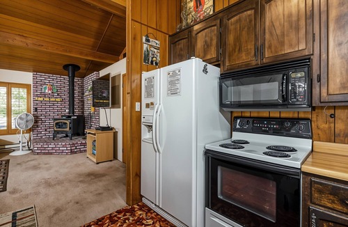 Groveland House | The Hideout - Pet Friendly - The Perfect Spot for a Relaxing Yosemite Vacation by Yosemite Region Resorts