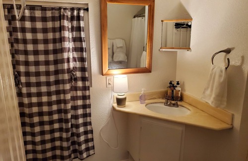 Twin Peaks Cabin | The Hiker's Hideaway at The Twin Peaks Lodge