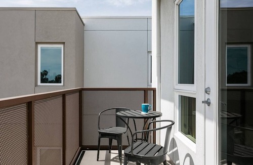 Carthay Circle Condo | The Industrial Suite