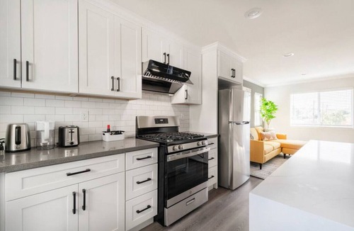 South San Gabriel House | The LA Marvel: 2-Bedroom Enchantment - Lightning-Fast Internet, Central AC, and LA's Wonders Within Reach.