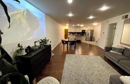 Hollywood Hills Condo | The Landing - Hollywood Hills Aptn3 min from Universal Studios and Walk of Fame