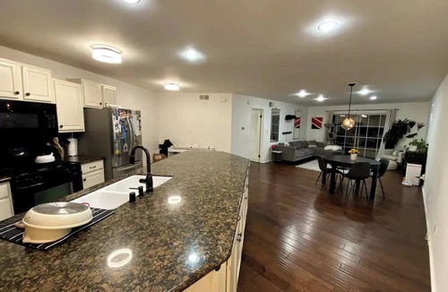 Hollywood Hills Condo | The Landing - Hollywood Hills Aptn3 min from Universal Studios and Walk of Fame