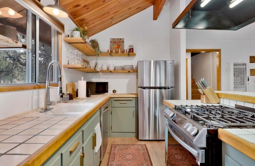 Boulder Bay Ski Chalet | The Lost Compass- Hot Tub- Games- Walk To Lake or Marina