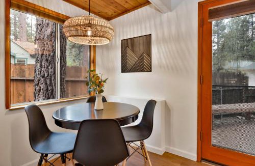 Boulder Bay Ski Chalet | The Lost Compass- Hot Tub- Games- Walk To Lake or Marina