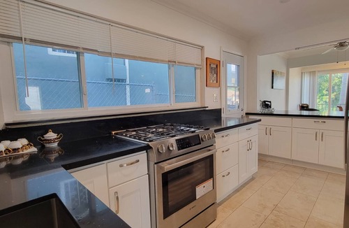 Central San Pedro House | The Lotus House – Bright 3BR Oasis w/Balcony, Garden & Parking