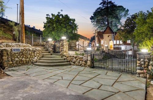 Newhall Apartment | The Magic Castle Unit 1 -Six Flags Universal LAX