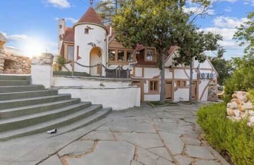 Newhall Villa | The Magic Castle - Six Flags, Gorgeous Getaway