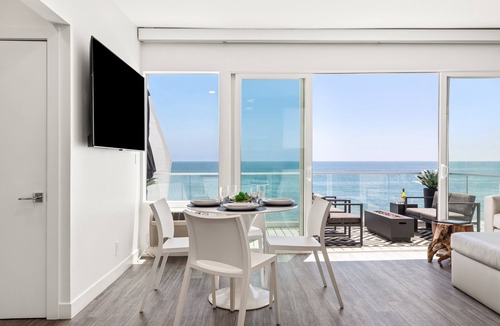 Eastern Malibu House | The Malibu Five - No. 1 - Beachfront 1 Bd w pvt balcony, parking, beach access