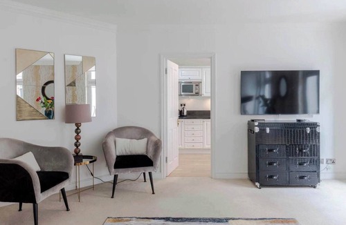 Mayfair Apartment | The Mayfair Muse - by Out of Office Lifestyle