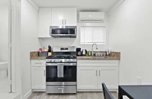 Huntington Park Apartment | The Metro Loft Getaway
