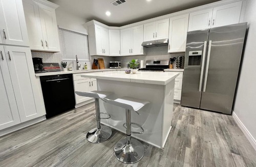 Inglewood House | The Modernist - 3bd,3bath Whole House! - Comfortable, Modern Interior - 5 Min from LAX and SOFI Stadium!