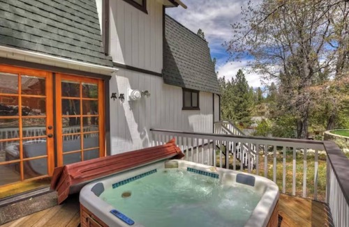 Fox Farm Cabin | The Mountain Treehouse + Jacuzzi + Large Backyard!