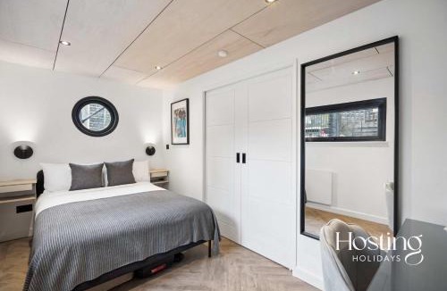 Canary Wharf Boat Rental | The Nautilus - Luxury 2-Bed Floating Home