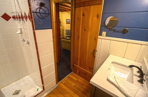 Twin Peaks Hotel | The Nest Duplex - Studio | One Bed | ¾ Bathroom | Sleeps Two