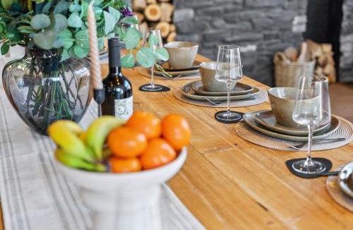 Durley House | The Oaks Barns - Luxury Barn Stay with Hot Tub in the Countryside, Large Groups, Pet Friendly by Blue Puffin Stays