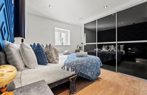 Durley House | The Oaks Barns - Luxury Barn Stay with Hot Tub in the Countryside, Large Groups, Pet Friendly by Blue Puffin Stays