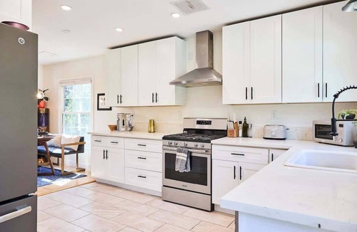 Lake Balboa House | The Oasis | Sleeps 6 | Private Pool & Garden